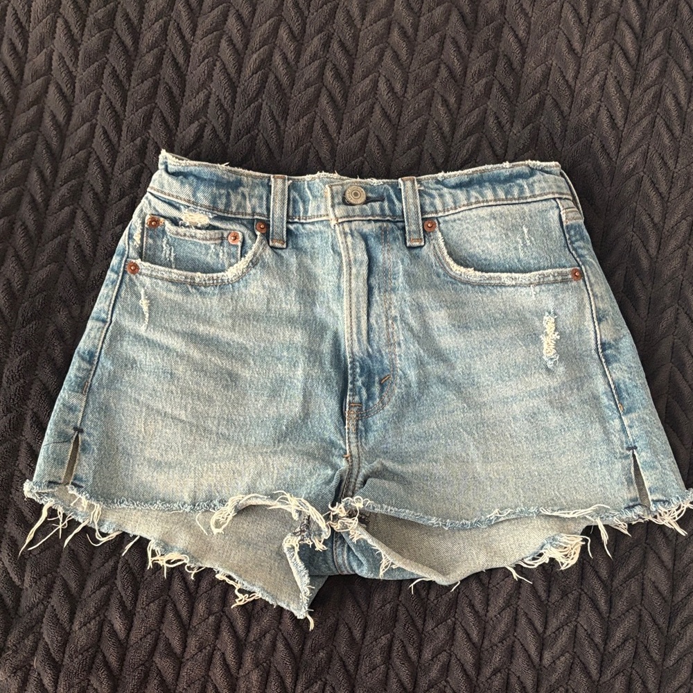A&F ‘The Mom Short’ High Rise Denim Shorts - Picture 2 of 4